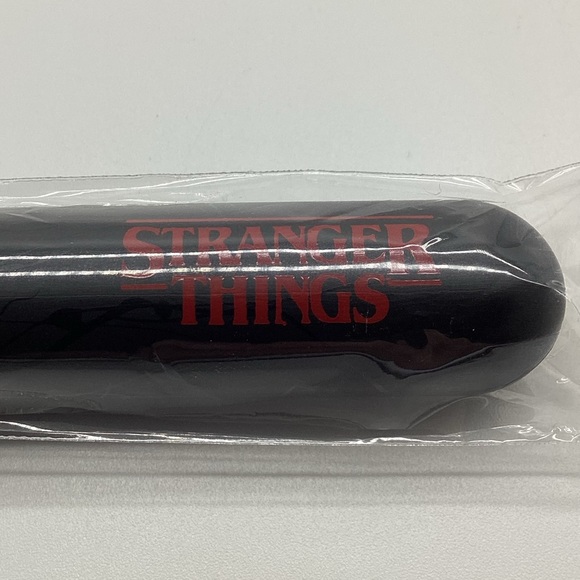 MAC Stranger Things 140SES Synthetic Full Fan Brush - Brand New In Package - Picture 7 of 13